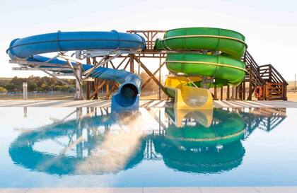 Los toboganes de agua de Salinas de Almirón Resort Termal.