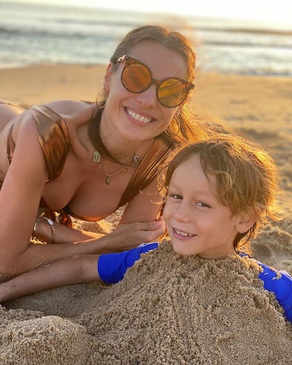 Pampita junto a Beltrán, jugando en la playa