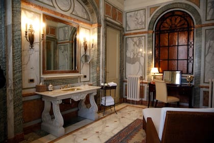 Uno de los baños principales, con detalles de época.