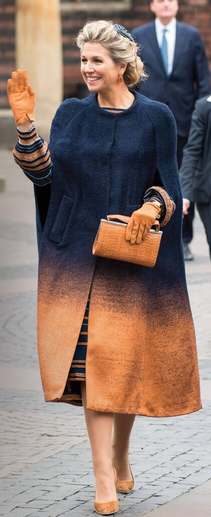 Nadie lleva las capas como Máxima: durante la mañana impactó con una de chenille con efecto degradé de Jan Taminiau, que acompañó con vestido de crêpe Georgette con rayas verticales (ver izquierda) del mismo diseñador.