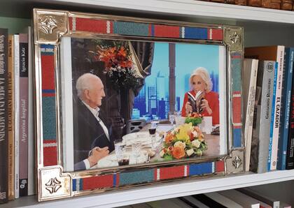 Una de las fotos que hay sobre la biblioteca cuando Josecito estuvo en los almuerzos presentando su libro "Estoy hecho de cine". “Me falta un referente porque cuando yo no me acordaba algo de una película, lo llamaba a José –que era un maestro, un profesor– y sólo él podía ayudarme".