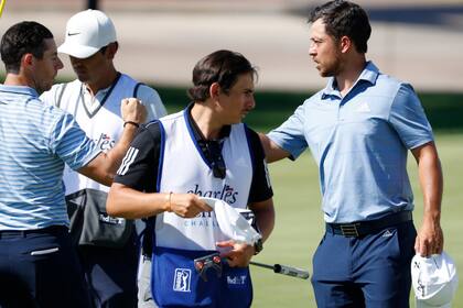 El saludo entre McIroy (-10) y Schauffele, nuevo líder en Fort Worth, con -13