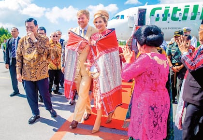 En Sumatra, el matrimonio real fue recibido en el aeropuerto con el baile Tortor Sombah, en el que se envuelven con una manta tradicional de Ulos. Según las antiguas historias de Batak, hay tres fuentes que dan calor al hombre: el sol, el fuego y los Ulos.