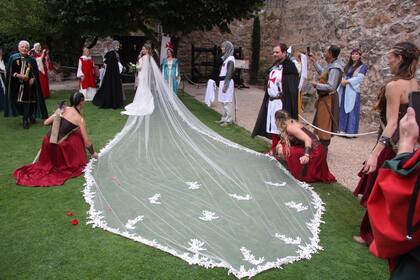 Sheila le agregó una cola de siete metros de largo a su vestido nupcial.