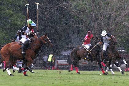 Hubo lluvia en los primeros minutos del partido, pero, luego de una semana y dos postergaciones, el Argentino Abierto por fin pudo empezar; en la imagen, Jerónimo Del Carril, Juan Britos, Juan Martín y Clemente Zavaleta y Juan Martín Zubía.