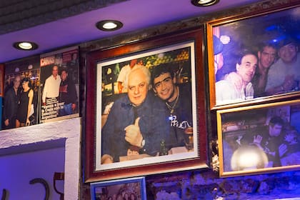 Más de 500 fotografías decoran las paredes de esta parrilla