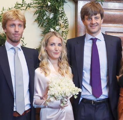 Ernesto Augusto de Hannover posa con su hermano Christian el día de su boda con la plebeya rusa Ekaterina Malysheva, que tuvo lugar en el Castillo de Marienburg, en 2017. Su padre, con el que ya estaba enfrentado, no asistió.