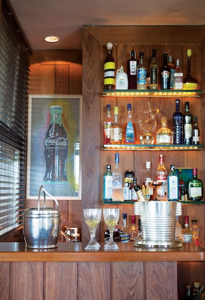 En el bar, muy canchero y bien equipado, se destaca un pastel a la tiza de Hugo Arias, íntimo de la Negra.