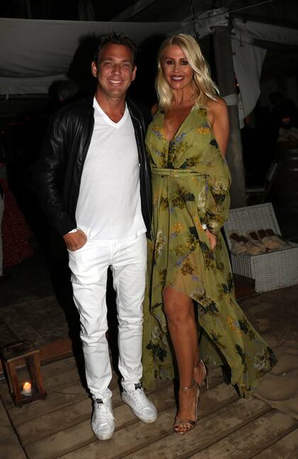 Barbie Simons y su novio también posaron sonrientes