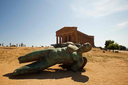 Icarus , bronce de Igor Nikoráj (2011), colocado ante el templo de la Concordia, en el Valle de los Templos, Agrigento.