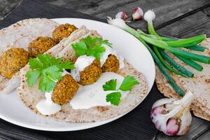 Chickpea,Falafel,With,Mint,Dressing,And,Lebanese,Bread,,Fresh,Herbs