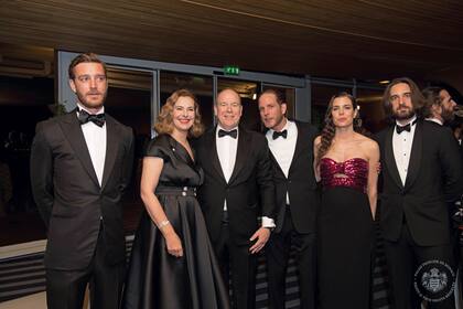 Una más entre los Grimaldi, Carole Bouquet -amiga íntima de Carolina y futura consuegra de la princesa- posó con el príncipe Alberto de Mónaco, Andrea y Charlotte Casiraghi y su hijo, Dimitri Rassam en la foto que, para muchos, es la confirmación oficial del compromiso entre Charlotte y Dimitri.