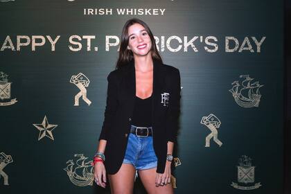 Lucía Celasco, con short, blazer, top escotado y gran sonrisa en la fiesta de San Patricio organizada por Jameson