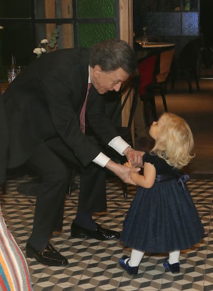 La más consentida de la familia, Matilda, la hija de Luciana Salazar, bailó con su tío abuelo, Palito Ortega. 