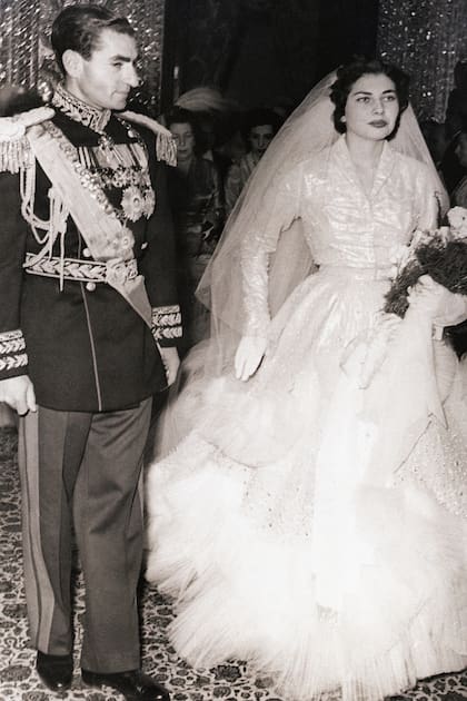 Su segunda nupcia con Soraya Esfandiary, en febrero de 1951 en una boda propia de Las mil y una noches. La novia vistió un diseño de Christian Dior de lamé plateado, adornado con seis mil diamantes y veinte mil plumas blancas. Ella tenía 19 años, él 36. 