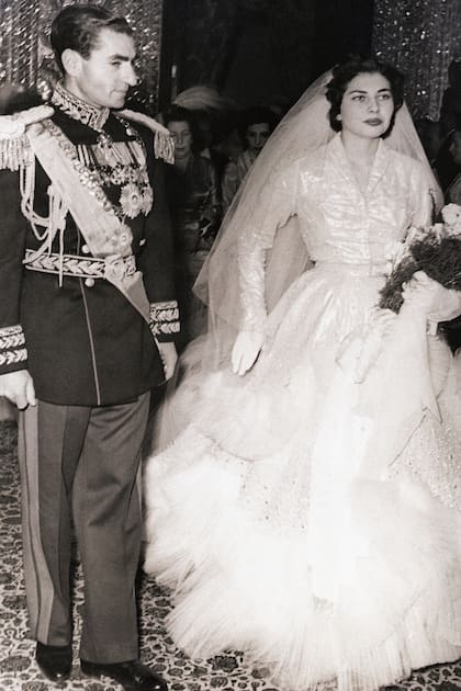 Su segunda nupcia con Soraya Esfandiary, en febrero de 1951 en una boda propia de Las mil y una noches. La novia vistió un diseño de Christian Dior de lamé plateado, adornado con seis mil diamantes y veinte mil plumas blancas. Ella tenía 19 años, él 36.