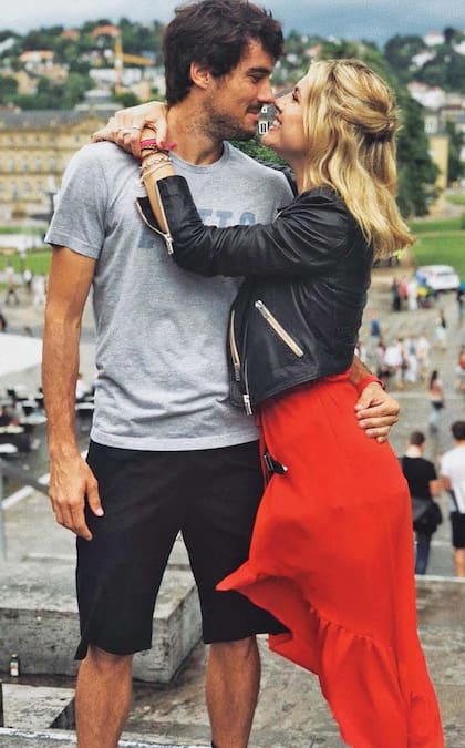 A un mes de oficializar su relación con Guido Pella, Stephie acompañó al tenista a República Checa.