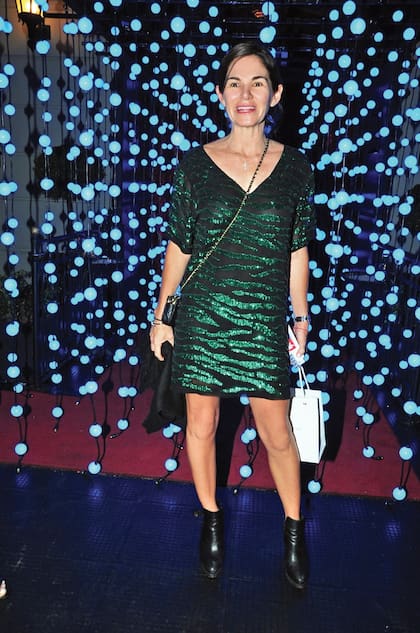 Marina Frederking lució un mini vestido con transparencias y lentejuelas.