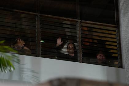 de la oposición, en la embajada de Argentina, agradecen a sus partidarios que protestan por los resultados oficiales de las elecciones que declararon la reelección del presidente Nicolás Maduro en Caracas, Venezuela, el lunes 29 de julio de 2024. (AP Foto/Matías Delacroix)