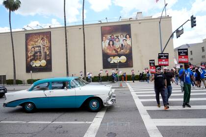 del Sindicato de Guionistas de Estados Unidos protestando en mayo afuera de los Warner Bros. Studios en California
