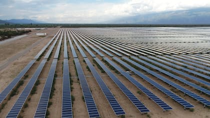 0, 4%. EnergÍa fotovoltaica. Es la que se conoce generalmente como "solar" y se considera que, junto con la eólica, es la que más potencial tiene en el país. Actualmente hay 69 proyectos adjudicados, que tendrán la capacidad para generar 2029,9 MW.