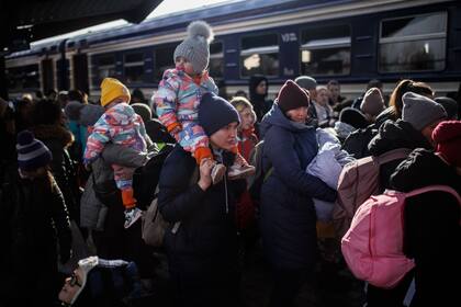 01-03-2022 Un grupo de personas a su llegada procedente de Ucrania en la estación de tren de Przemysl, cinco días después del inicio de los ataques por parte de Rusia en Ucrania, a 1 de marzo de 2022, en Przemysl, (Polonia). Polonia se ha convertido en un punto de refugio para miles de personas que escapan de la guerra que, el pasado 24 de febrero, inició Rusia contra Ucrania. Este país, que hace frontera con Ucrania, está siendo utilizado por los refugiados con el fin de escapar del conflicto bélico que se está viviendo en su país. La guerra en Ucrania, por el momento, se ha saldado con 352 civiles fallecidos y más de 2.000 heridos, de los cuales 16 menores han perdido la vida y 45 están heridos. POLITICA Alejandro Martínez Vélez - Europa Press