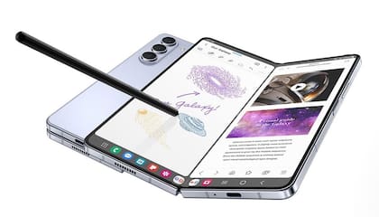 01/08/2023 Galaxy Z Fold5 con lápiz óptico S-Pen. La Inteligencia Artificial (IA) generativa, con herramientas como ChatGPT o Midjourney, es uno de los temas del año y los grandes fabricantes tecnológicos no pueden obviarlo. La semana pasada Samsung presentó en Corea los nuevos productos de la familia Galaxy y su director de Planificación Global de Productos, Junho Park, avanzó que la IA generativa llegaría pronto a los productos de su ecosistema, con el asistente de voz Bixby y el S-Pen como protagonistas. POLITICA INVESTIGACIÓN Y TECNOLOGÍA SAMSUNG