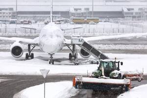 Video: cientos de vuelos cancelados por un fuerte temporal de nieve que afecta a gran parte de Alemania