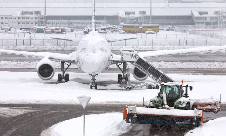 Video: cientos de vuelos cancelados por un fuerte temporal de nieve que afecta a gran parte de Alemania
