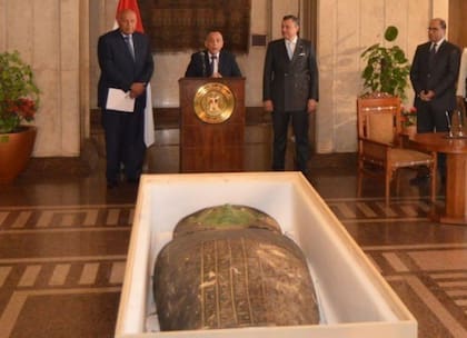 02/01/2023 Egipto.- EEUU devuelve a Egipto el Sarcófago Verde.  Estados Unidos ha devuelto este lunes a las autoridades egipcias el conocido como Sarcófago Verde, el ataúd funerario de un sacerdote del antiguo Egipto que había sido sacado del país ilegalmente.  SOCIEDAD AFRICA EGIPTO EMBAJADA DE EEUU EN EL CAIRO