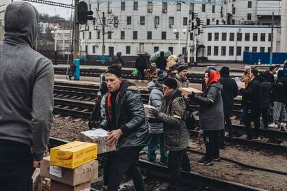 03-03-2022 Varios jóvenes cargan provisiones para la ciudad de Kiev, a 3 de marzo de 2022, en Kiev (Ucrania). 