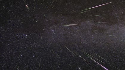 03/08/2022 Una lluvia de meteoritos Perseidas ilumina el cielo en 2009 en esta imagen de lapso de tiempo de la NASA. POLITICA INVESTIGACIÓN Y TECNOLOGÍA NASA/JPL