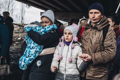 05-03-2022 Varias personas con niños esperan para cruzar el río de Irpin, a 5 de marzo de 2022, en Irpin (Ucrania). El ejército de Ucrania resiste por el momento el duro asedio de Rusia a su capital, Kiev, donde se recrudecen los combates. Naciones Unidas calcula que este domingo, 6 de marzo, el número de refugiados ucranios podría ascender a 1,5 millones. El número de civiles muertos en el conflicto se acerca a los 3.000 y casi 4.000 heridos según fuentes del gobierno ucraniano.  Después de que Visa y Mastercard se unieran  a la lista de empresas que están cerrando sus filiales en Rusia, Putin dijo que las sanciones impuestas por Occidente y sus compañías  son «una declaración de guerra». Además el presidente ruso  firmó un decreto por el que ordena al Consejo de Ministros elaborar un listado de países que han realizado «acciones no amistosas». POLITICA Diego Herrera - Europa Press