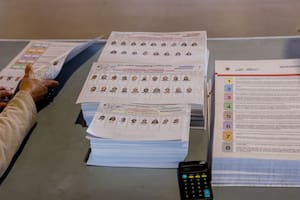 05/02/2023 Papeletas para votar en las elecciones generales de Ecuador en el Pabellón de Cristal de la Casa de Campo en Madrid, a 5 de febrero de 2023, en Madrid (España). La capital española acumula más de una tercera parte de los ecuatorianos residentes en España con derecho a voto, con más de 66.000, mientras que a la ciudad de Barcelona corresponden casi 35.000 y a la de Murcia más de 21.000. Según el registro electoral, más de 179.000 ciudadanos ecuatorianos tienen derecho a participar en estas elecciones seccionales, del Consejo de Participación Ciudadana y Control Social y del referéndum en España. POLITICA Ricardo Rubio - Europa Press