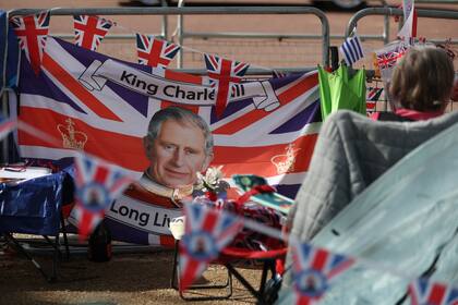 05/05/2023 Una bandera de Reino Unido con una fotografía de Carlos III, a 5 de mayo de 2023, en Londres (Reino Unido). ECONOMIA Isabel Infantes - Europa Press