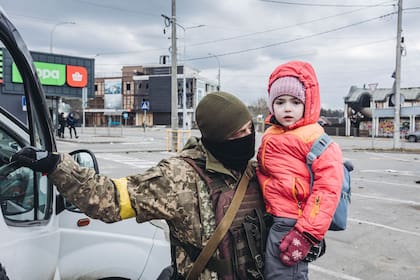 07-03-2022 Un soldado ucraniano evacúa a un niño, a 7 de marzo de 2022, en Irpin (Ucrania). El ejército de Ucrania resiste por el momento el duro asedio de Rusia en algunas de sus ciudades, como Irpin y Kiev, donde se recrudecen los combates. Naciones Unidas calcula que el número de refugiados ucranianos podría ascender a 1,5 millones. El número de civiles muertos en el conflicto se acerca a los 3.000 y casi 4000 heridos según fuentes del gobierno ucraniano. POLITICA Diego Herrera - Europa Press
