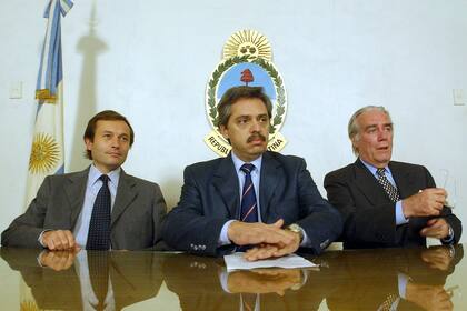 07/05/04 - El Jefe de gabinete, Alberto Fernandez el ministro de justicia, Gustavo Beliz y el secretario de seguridad Norberto Quantin anunciaron cambios en el la Policia federal Argentina, esta tarde en casa de gobierno.