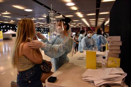 08-07-2021 Una mujer se realiza un test de antígenos para acceder al primer día del festival Cruïlla, a 8 de julio de 2021, en Barcelona, Cataluña, (España). David Oller - Europa Press
