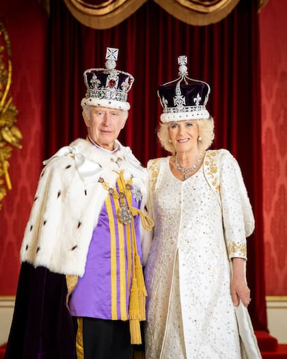 08/05/2023 El rey Carlos III y la reina Camila en su primera foto oficial tras la coronación. La Casa Real británica ha publicado este lunes las primeras fotografías oficiales del rey Carlos III y la reina Camila después de la ceremonia de coronación del pasado sábado. POLITICA EUROPA REINO UNIDO CASA REAL BRITÁNICA