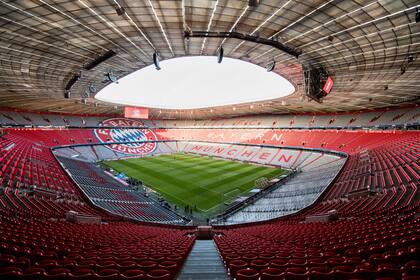 Ina vista general de los asientos vacíos del Allianz Arena, el estadio de Bayern Munich. Los clubes de la Bundesliga esperan reiniciar la temporada a principios de mayo y completarla a fines de junio