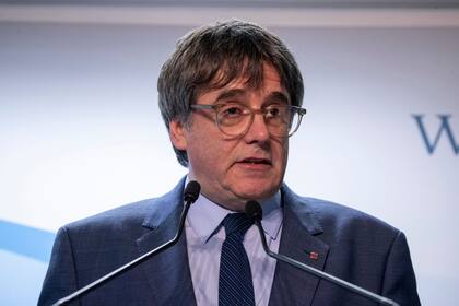 09/11/2023 El expresidente de la Generalitat y eurodiputado de Junts, Carles Puigdemont, comparece en una rueda de prensa para explicar los detalles del acuerdo de investidura con el PSOE, en el Parlamento Europeo, a 9 de noviembre de 2023.