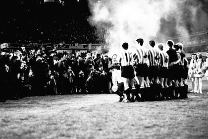 1) El detrás de escena del Estudiantes campeón del mundo en 1968: el 25 de septiembre se jugó el partido de ida en la Bombonera, y le ganó por 1 a 0 a Manchester United