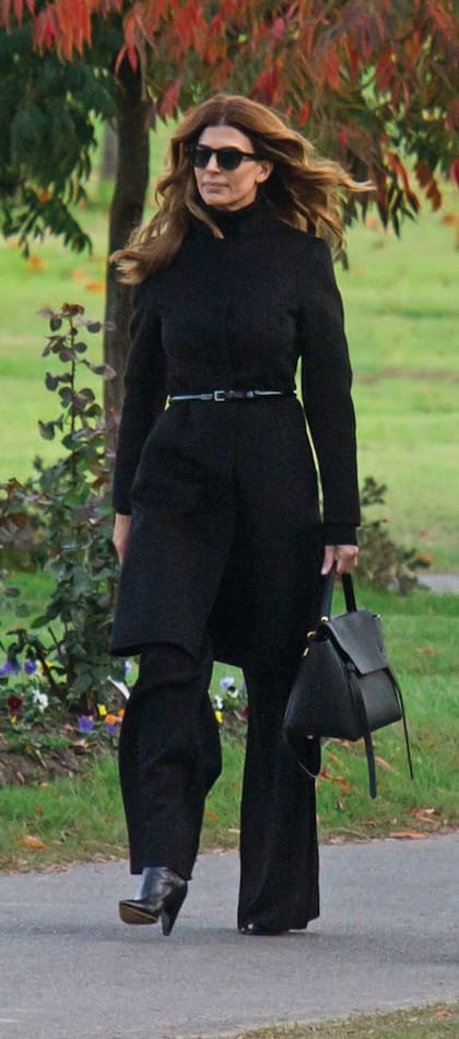 Juliana Awada llegó al cementerio minutos después de las tres de la tarde. Si bien su marido, el presidente Mauricio Macri, no pudo asistir al entierro, despidió a Inés con un aviso fúnebre en el diario La Nación.