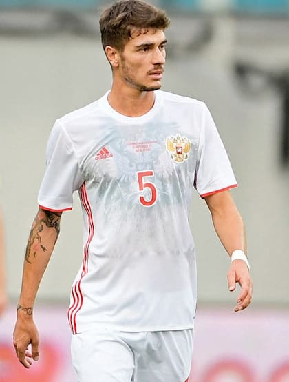 A sus 30 años, sigue la misma carrera que su padre Peter para la selección rusa.