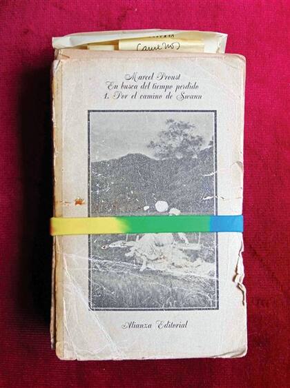 Daniel Link sostiene las páginas de En busca del tiempo perdido, de Marcel Proust, con bandas elásticas multicolores