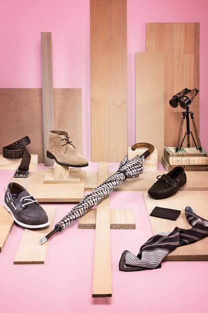 1. Cinto de cuero (Levis). 2. Zapato acordonado de gamuza (Giesso). 3. Mocasín de cuero gris (Bensimon). 4. Paraguas estilo escocés (Perramus). 5. Mocasín de gamuza verde (Giesso). 6. Pañuelo de seda (Perramus). 7. Tarjetero de cuero (Bensimon)