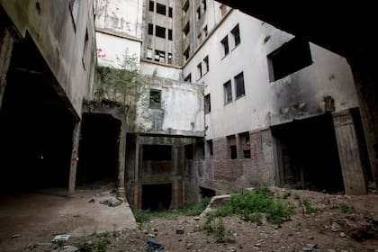 1 de febrero, 2018 – El subsuelo del Elefante Blanco. Durante la gestión de Carolina Stanley, la exministra de Desarrollo Social del Gobierno de la Ciudad, se bajaron seis metros de aguas servidas.