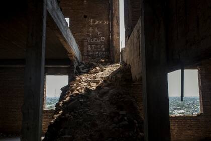 1 de febrero, 2018 – Una rampa cubierta de escombros lleva al último piso del Elefante. El edifico funcionó como un espacio donde los chicos solían jugar.