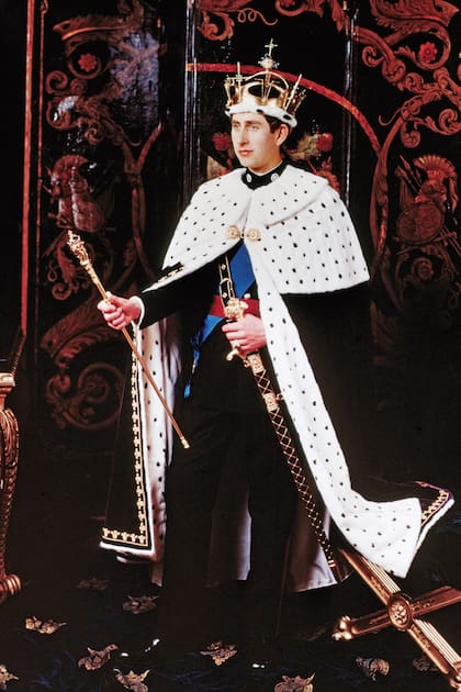 1 de julio de 1969. Carlos "coronado" por primera vez como príncipe de Gales y vestido con los atavíos de su investidura, en un retrato tomado después de la ceremonia, que tuvo lugar en el castillo de Caernarfon y corrió por cuenta de su madre.