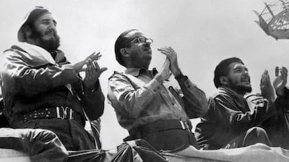 1 de Mayo de 1961: Fidel Castro junto al entonces presidente cubano Osvaldo Dorticos y Ernesto "Che" Guevara, también figura de la Revolución
